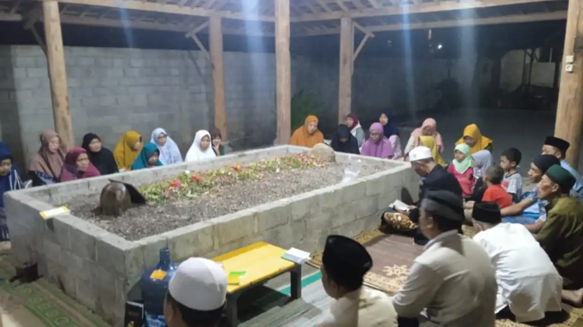 Makam Maulana Yuslah Dahnan Maghrobi