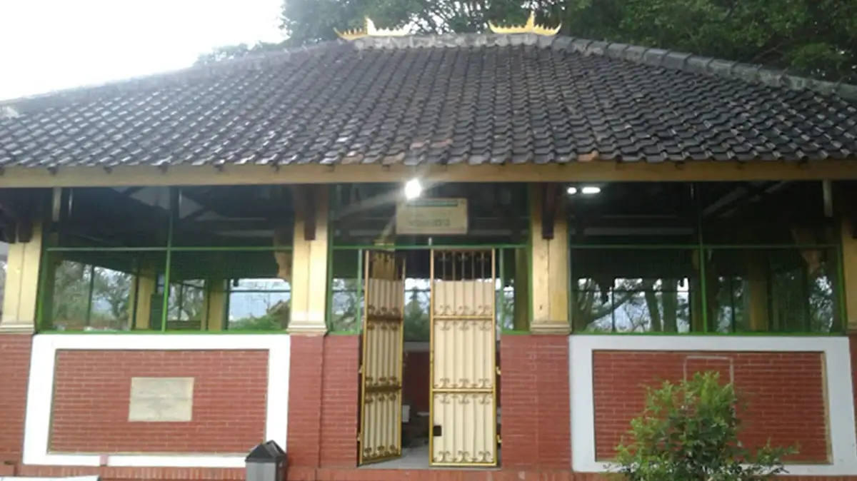 3. Makam Pangeran Arya Kamuning