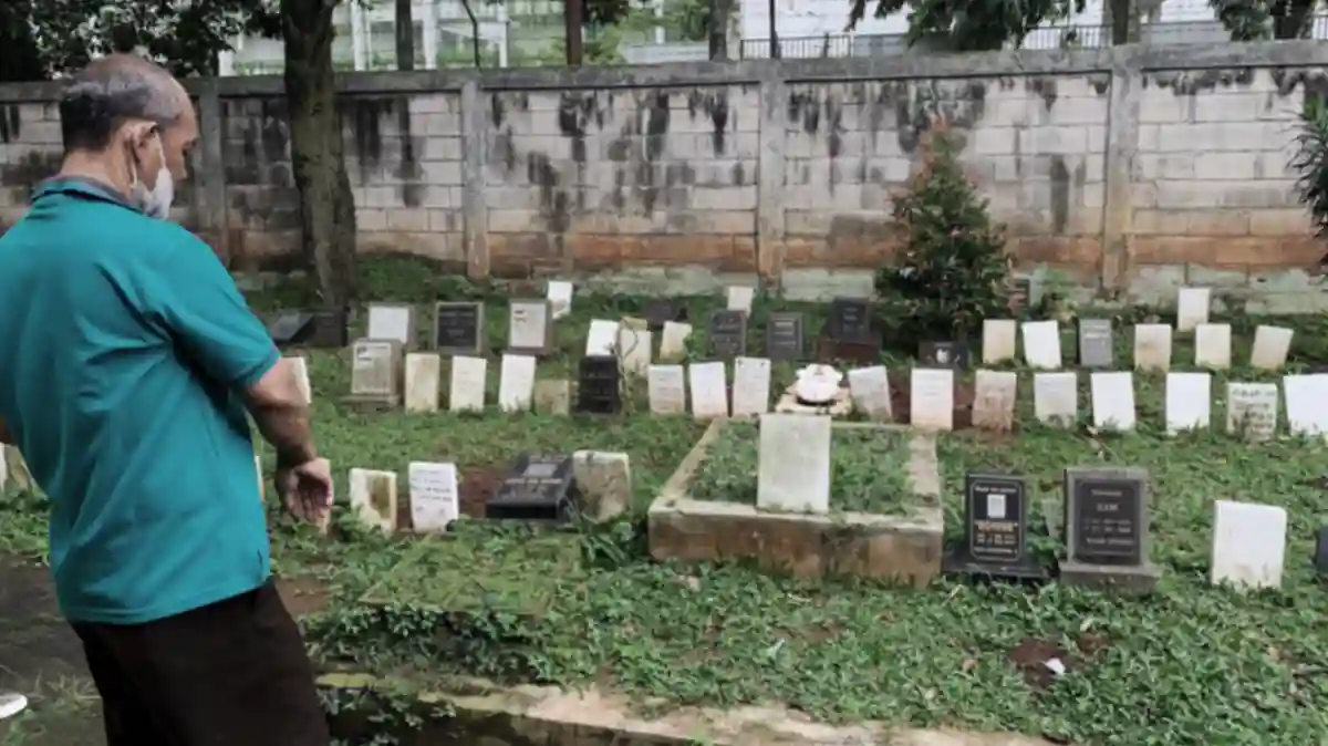 Dampak Mencabut Rumput di Atas Makam