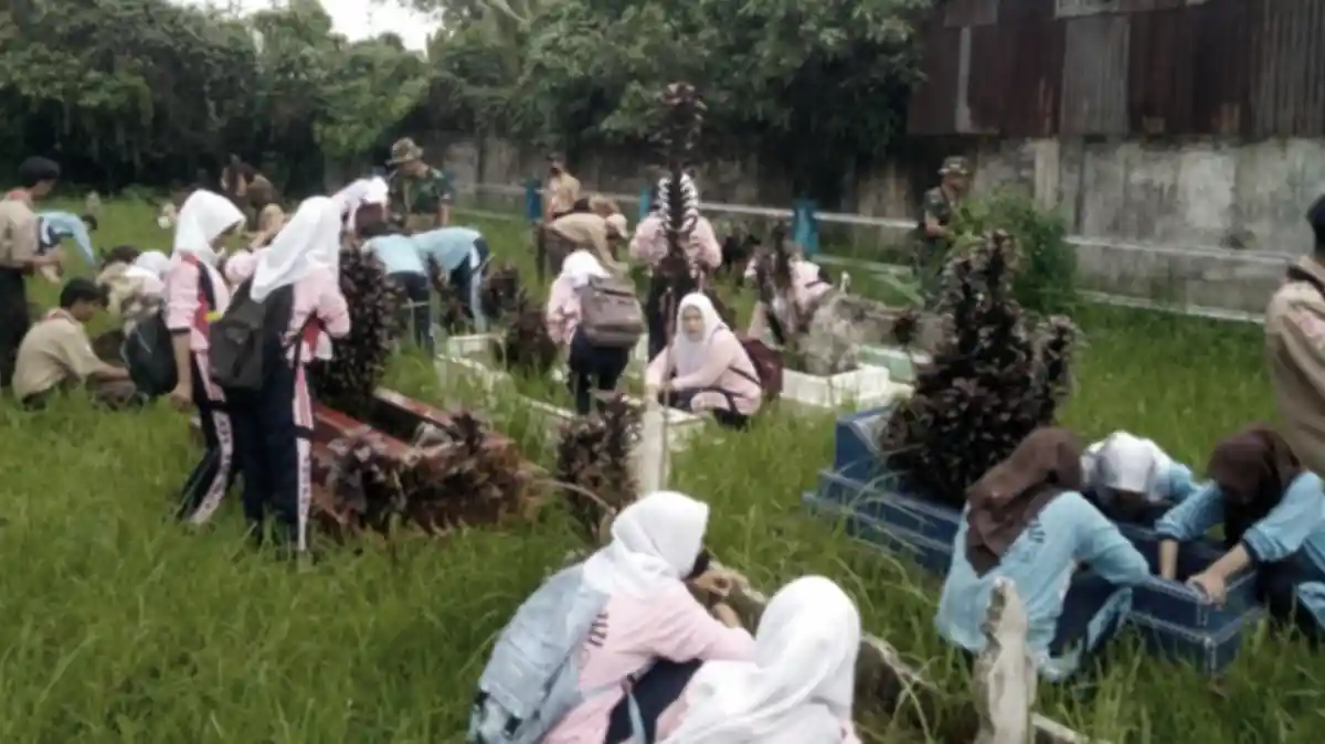 Hukum Mencabut Rumput di Atas Makam Menurut Islam