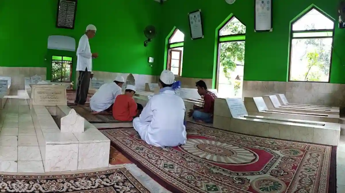 Jam Buka Makam Habib Ali Bungur