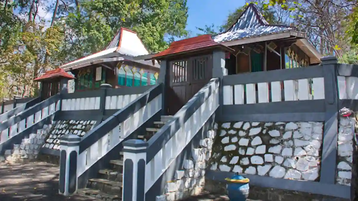 Keunikan Makam Mbah Semedo