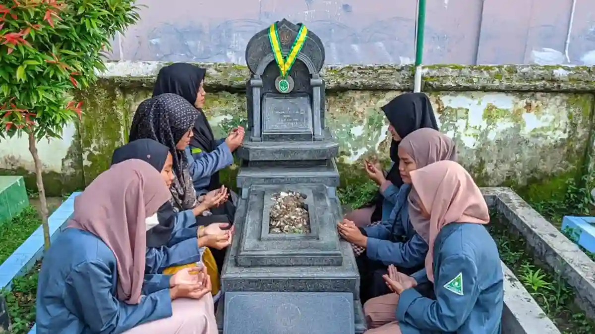 Makam KH. Tholhah Mansur