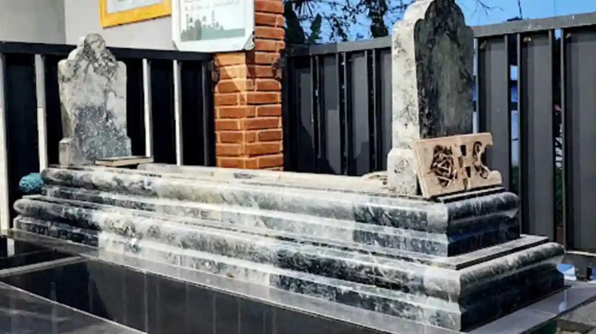 Makam Mbah KH. Muhammad Ilyas Ahmad Jaza Salah Satu Tempat Ziarah di Pekalongan