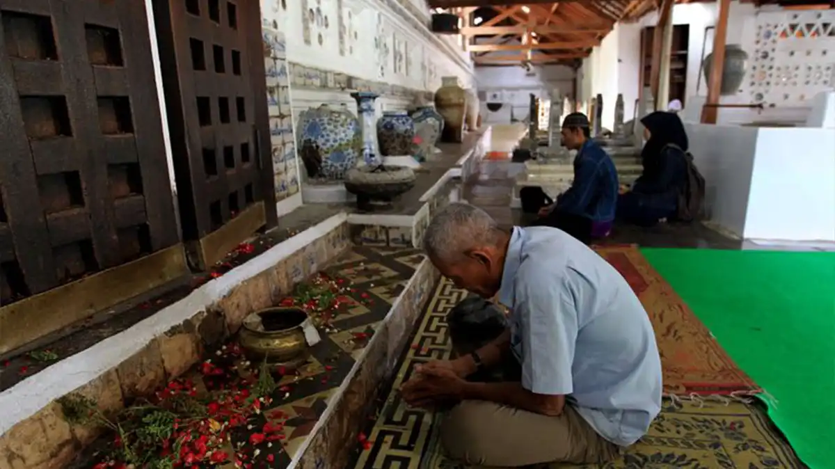 Membayar Penghormatan Adalah Manfaat Ziarah ke Makam Wali